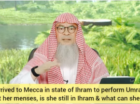 Got menses in state of ihram when she arrived in Mecca for umrah, what should she do