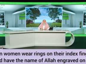 Wearing rings with Allah written on them Can women wear rings on Index Middle finger