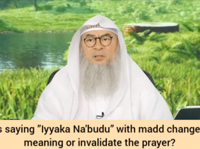 Does saying Iyyaka Na'buduu with madd change the meaning or invalidate the prayer?