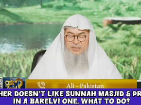 Father doesn't like Ahle hadees masjid (sunnah) & prays in a Barelvi one, what to do